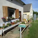 U Tupacku Landhaus